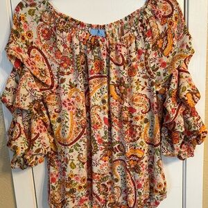 Perfect for fall ‘Cece’ Ladies Print Top Sz M